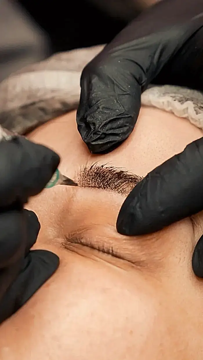 Diseño de cejas pelo por pelo en Spa Belgrano, Belgrano