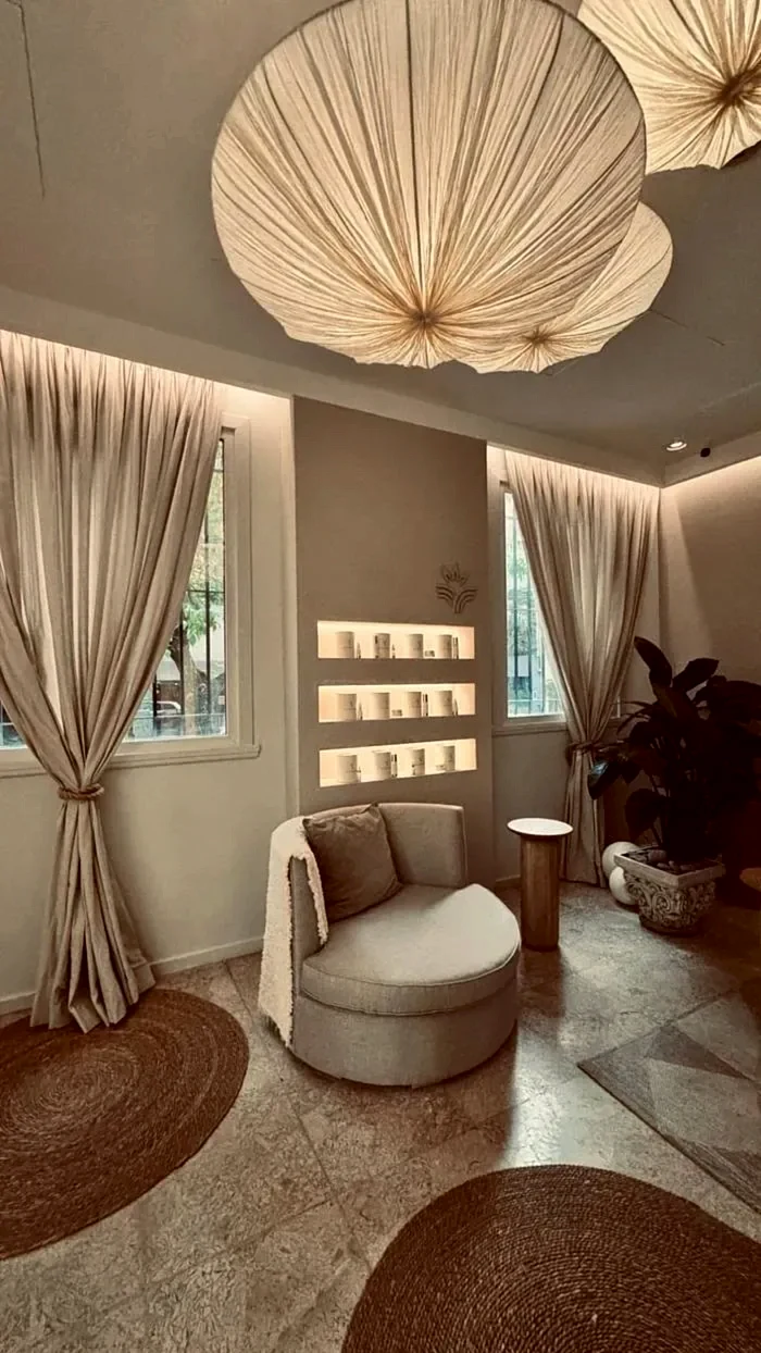 Vitrina de productos Blanche con iluminación cálida en Spa Belgrano