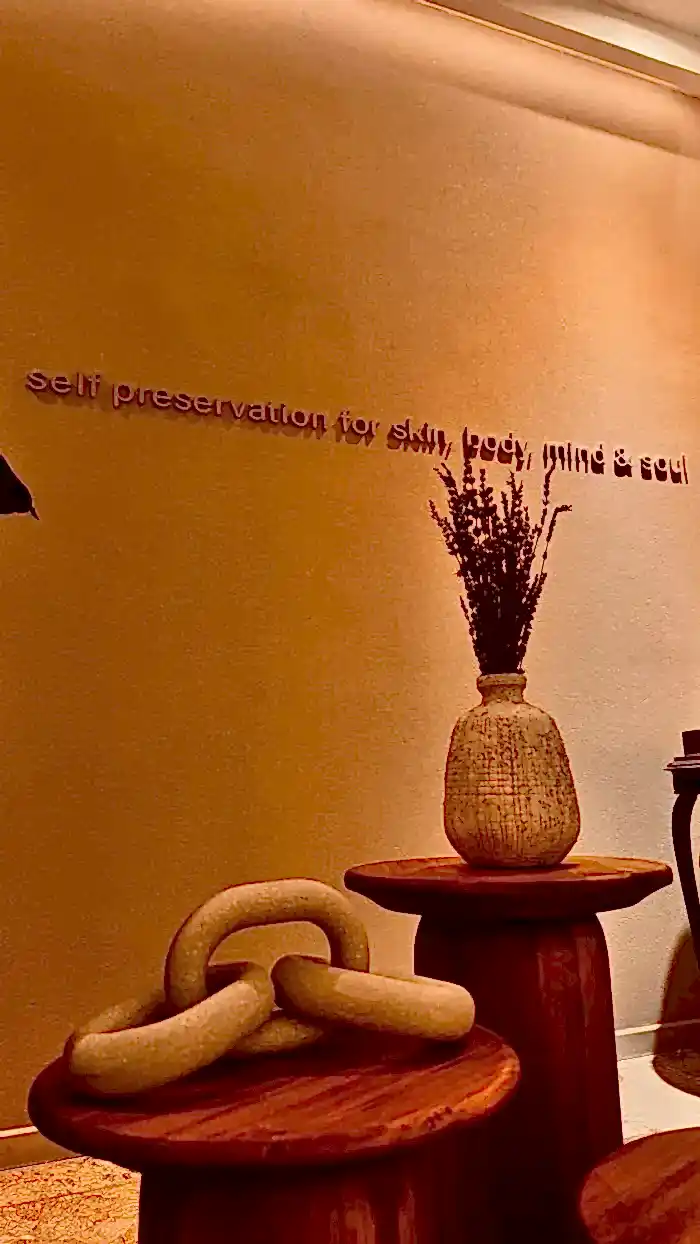 Detalle de interior cálido en Spa Belgrano