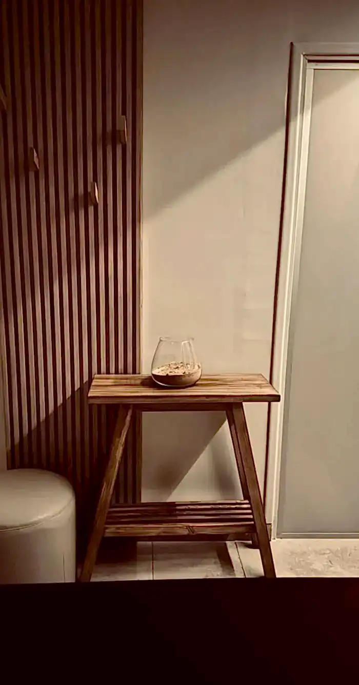 Mesa de madera artesanal en cabina de Spa Belgrano