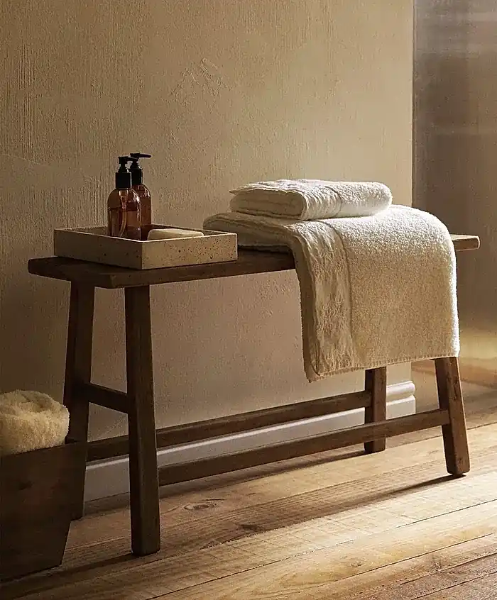 Banco con amenities y toallas en Spa Belgrano
